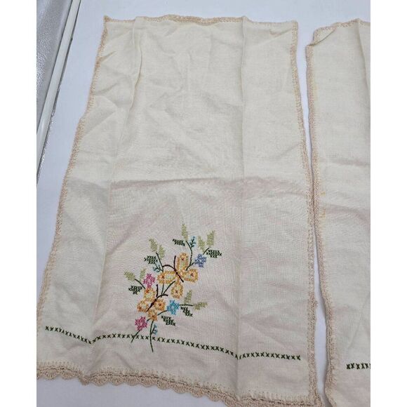 Vintage Linen Hand-Embroidered Floral Table Decor Set Of 2 With Crochet Edges - Picture 4 of 6